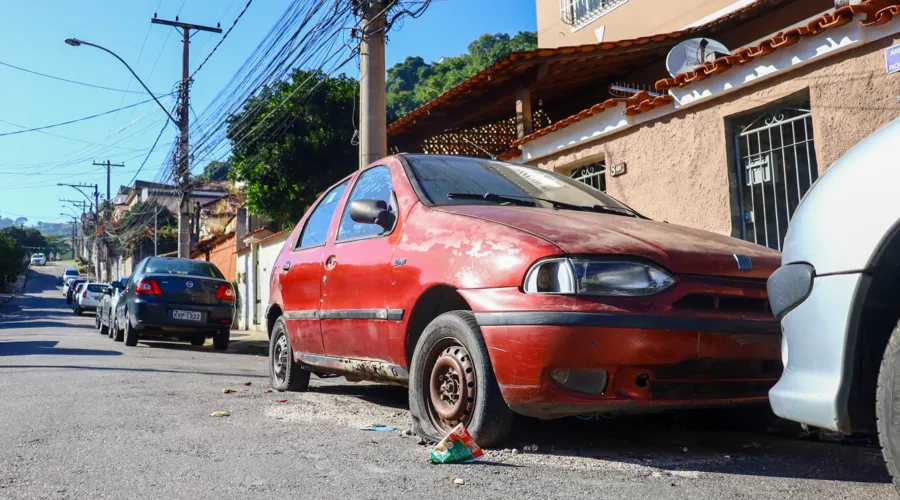 Moradores denunciam carro abandonado que é usado por usuários de drogas durante a noite