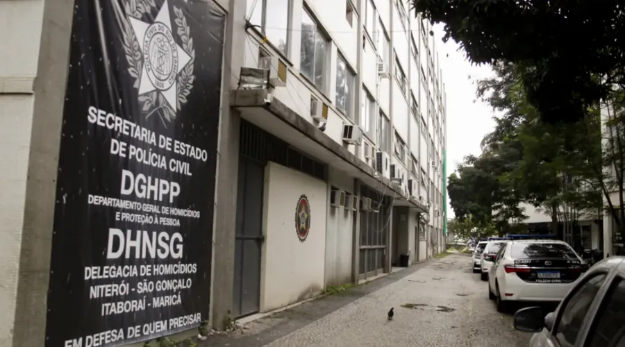 Policiais militares estão prestando depoimento na Delegacia de Homicídios de Niterói, São Gonçalo e Itaboraí (DHNSG)