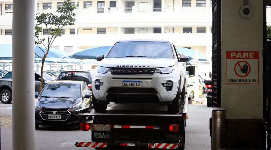 O veículo modelo Land Rover foi levado para a sede da PF, no Rio