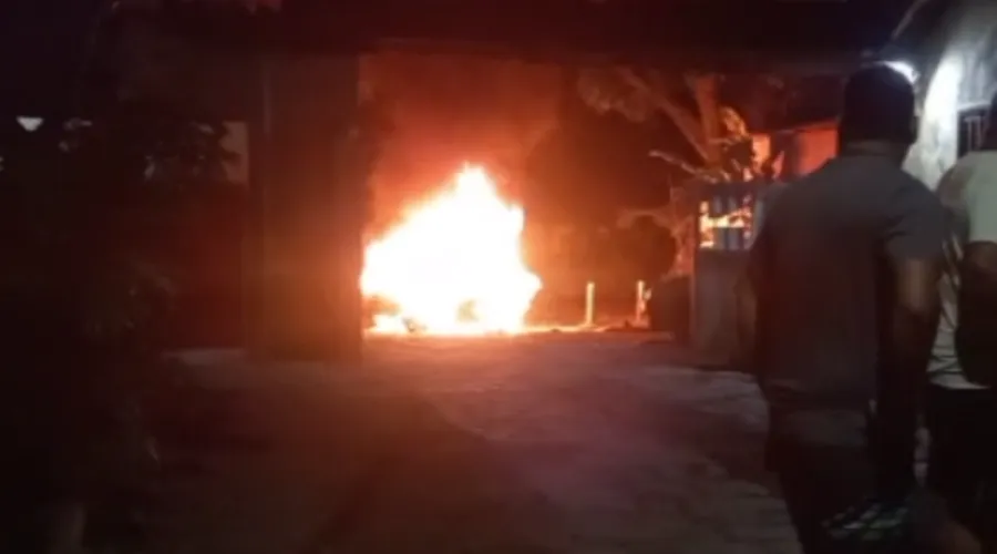 O veículo, conhecido como Caveirão, da Polícia Militar, foi atingido por coquetéis molotov e acabou incendiado
