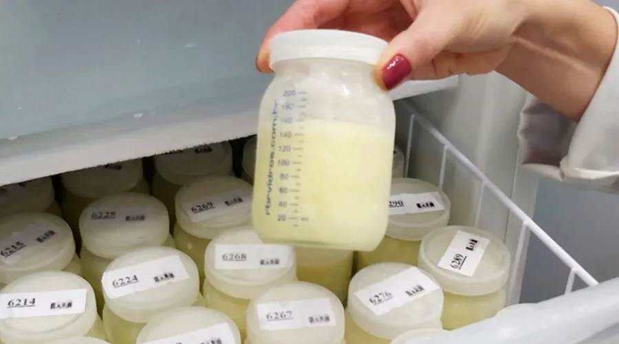 O leite materno deve ser armazenado no congelador