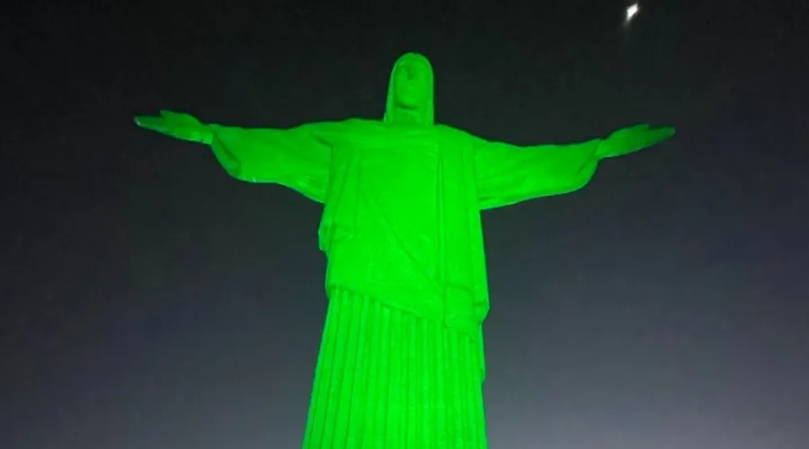 Cristo Redentor foi iluminado de verde, visando representar esperança para as crianças