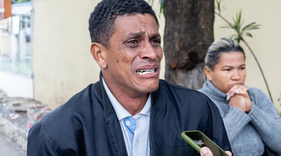 O padrasto Robson Monteiro, 37 anos, lamentou a morte da enteada Amanda