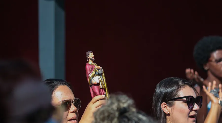 Fiel segura imagem de São Pedro em Niterói, durante procissão em 2022