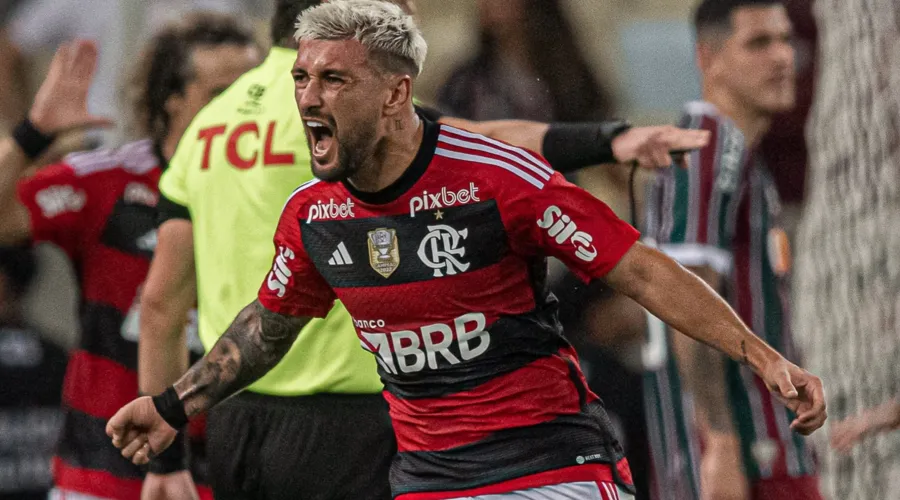 Com gols de Arrascaeta e Gabi, Flamengo vence o Fluminense