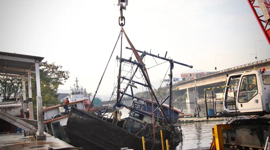 Barcos estão em cais usado para pesca na Ilha da Conceição