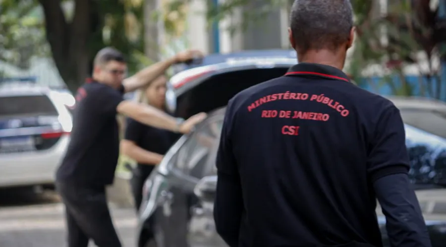 Agentes do Gaeco na delegacia de Homicídios de Niterói