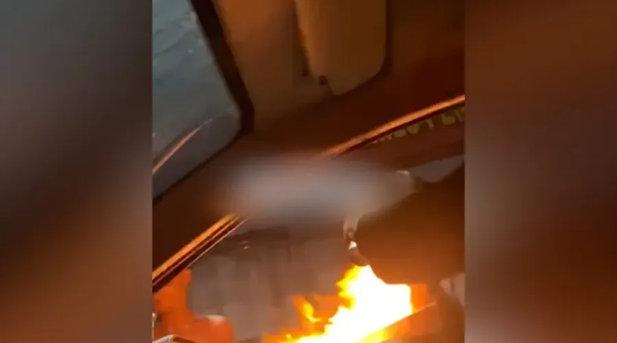 Homem que ocupa o banco do carona acionou uma embalagem aerossol sobre o fogo, criando uma grande chama que atingiu cabelo de Beatriz