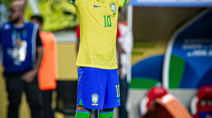 Imagem ilustrativa da imagem 'História tá feita', diz Neymar ao bater Pelé em gols pela Seleção