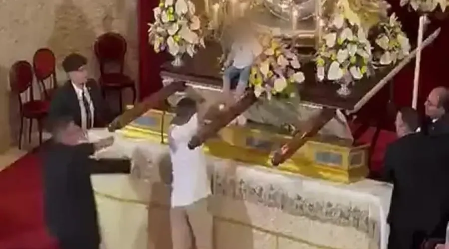 Após o episódio, o homem se ajoelhou diante do altar