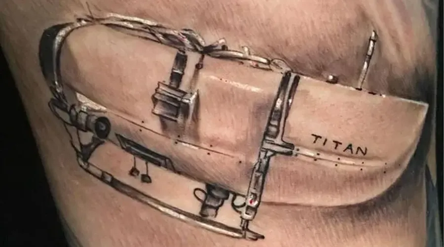 Tatuador sugeriu o desenho em homenagem ao submarino e o cliente logo topou