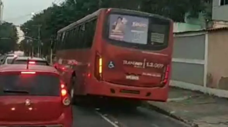 Usuário flagrou, em vídeo, ônibus trafegando na ciclovia