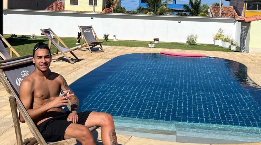 Na última sexta-feira (7), Lucas postou uma foto na casa com piscina em Itaipuaçu, Maricá