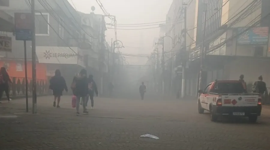 Com o incêndio, a cidade foi tomada por fumaça densa e tóxica