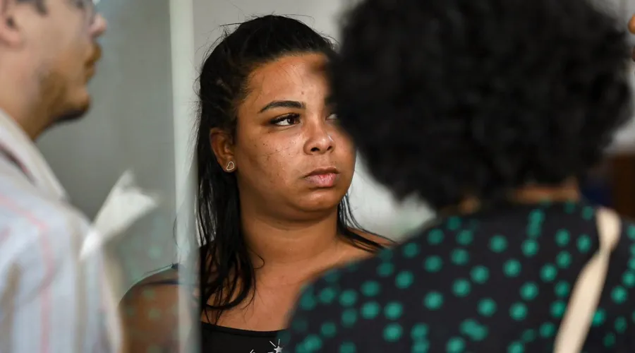Mãe de Thiago, Priscila Menezes classificou como covardia ação da polícia que terminou na morte do jovem na comunidade