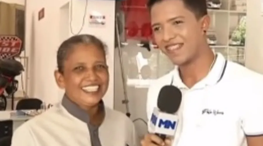 Mãe que viralizou na web ao ver o filho estreando como repórter na televisão ganhou uma moto zero quilômetro