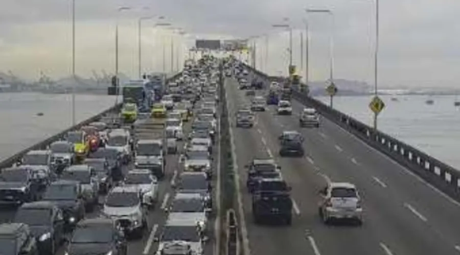 Trânsito lento na pista sentido Niterói, na Ponte Rio-Niterói