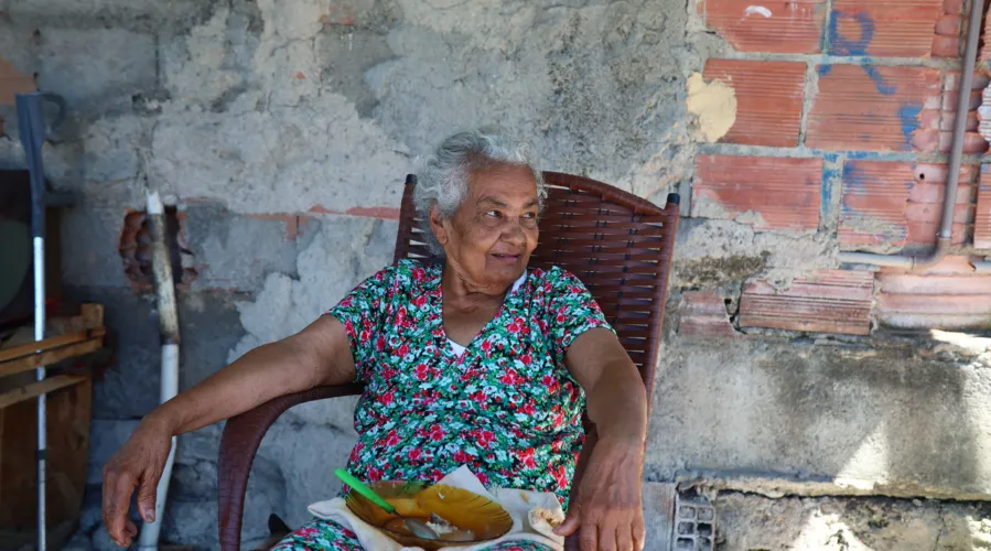 A idosa Gilcineia Fonseca dos Santos, de 87 anos, passou a almoçar no meio da rua
