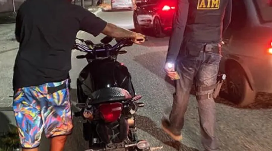 O motociclista foi abordado no no Centro de São Gonçalo
