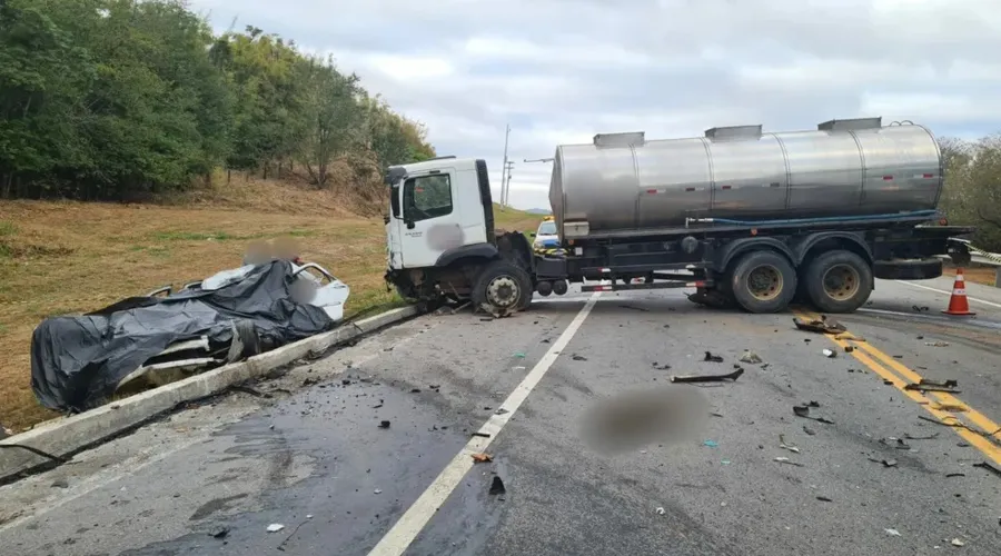 Batida entre carro e caminhão na Rodovia Lúcio Meira, em Vassouras