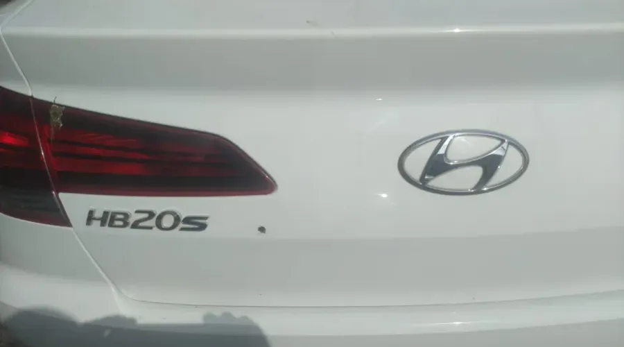 Hyundai HB20 branco foi atingido na traseira