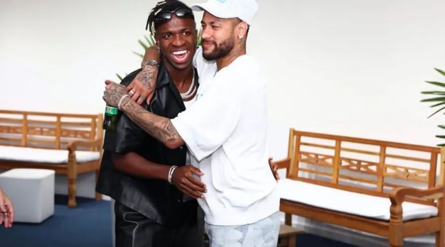 Neymar e Vini Jr fizeram fotos se abraçando no backstage