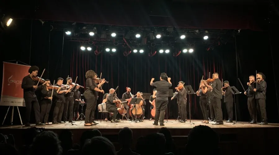 Orquestra reúne 23 músicos profissionais formados na comunidade