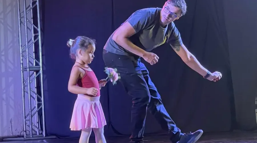 Júlio deixou a timidez de lado e dançou com a filha de 3 anos