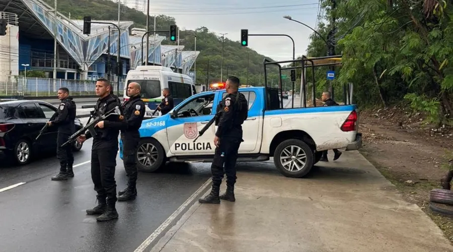 Agentes do 18° BPM (Jacarepaguá) reforçam o patrulhamento nos principais acessos