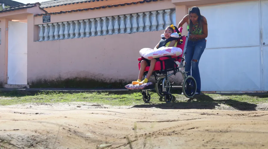 Criança de 10 anos tem microcefalia e precisa usar uma cadeira de rodas para se locomover