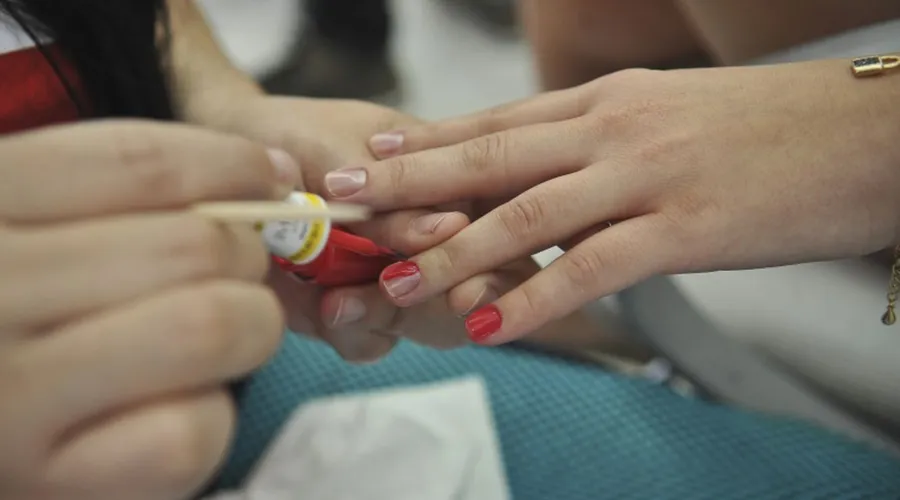 O curso de manicure está entre as opções de cursos profissionalizantes