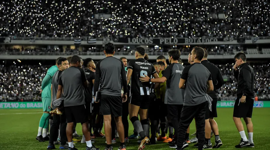 Jogadores do Botafogo reunidos antes das penalidades