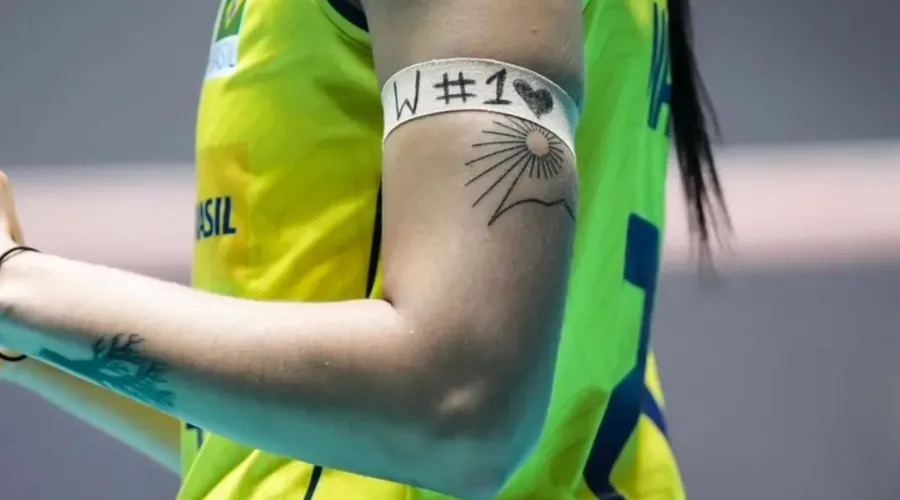 Atletas jogaram com uma faixa no braço em homenagem a Walewska