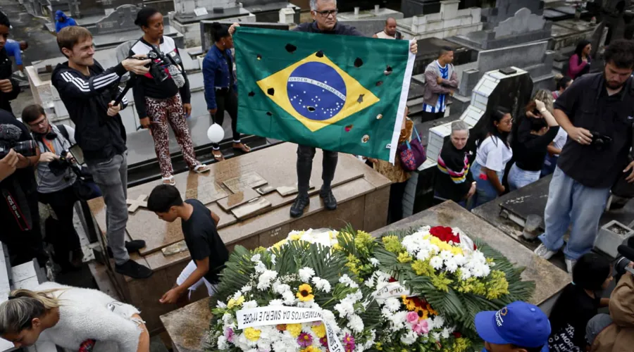 Um protesto, feito pela ONG Rio de Paz, foi feito durante a cerimônia