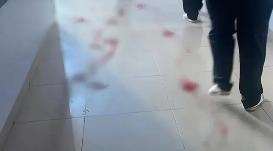 Marcas de sangue ficaram pelo chão da unidade de saúde