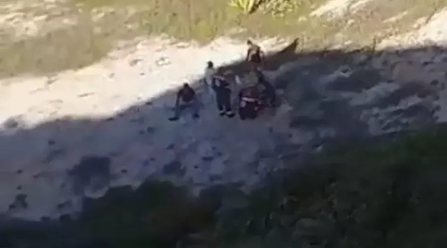 Jovens perderam o controlo do veículo e caíram em falésia