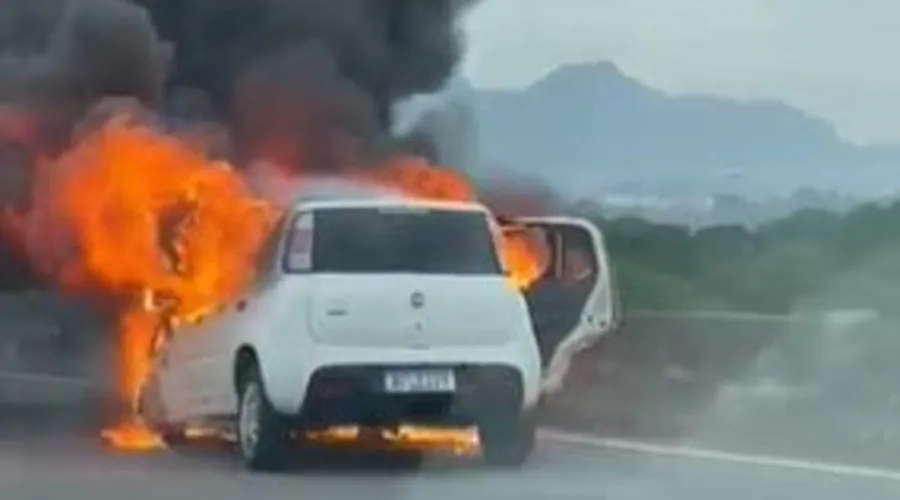 Veículo Fiat Uno tomado pelas chamas
