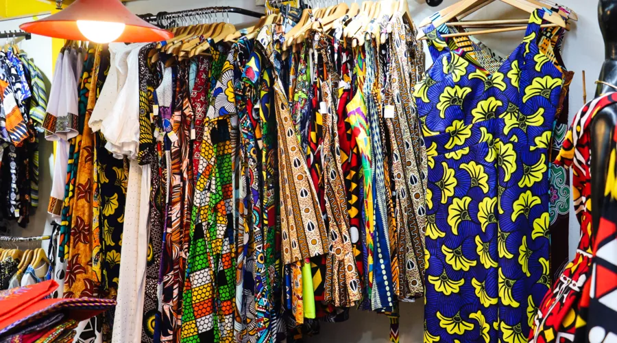 Todas as peças são produzidas com tecidos vindos de diferentes regiões da África
