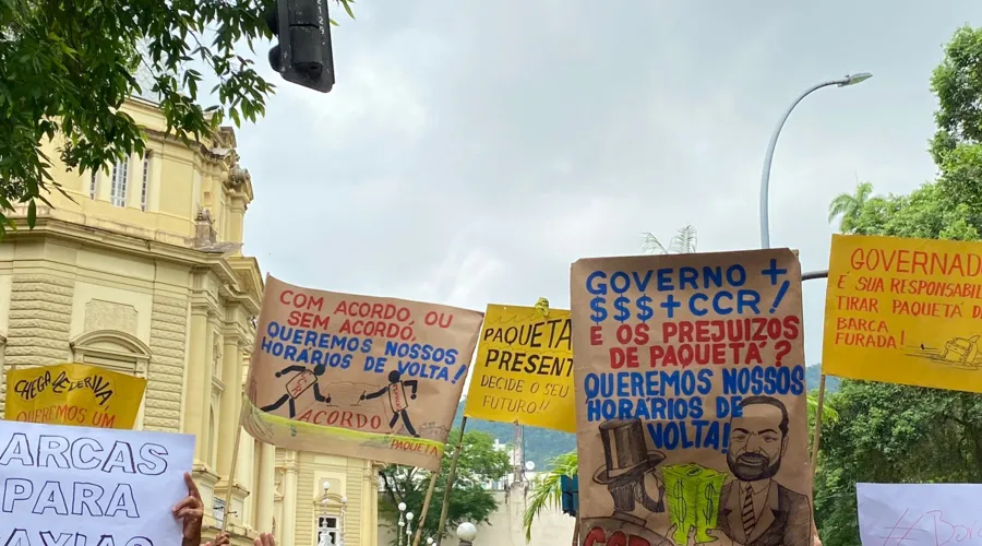 Manifestantes em ato em frente ao Palácio Guanabara, em Laranjeiras, pedem transparência do acordo entre governo e concessionária