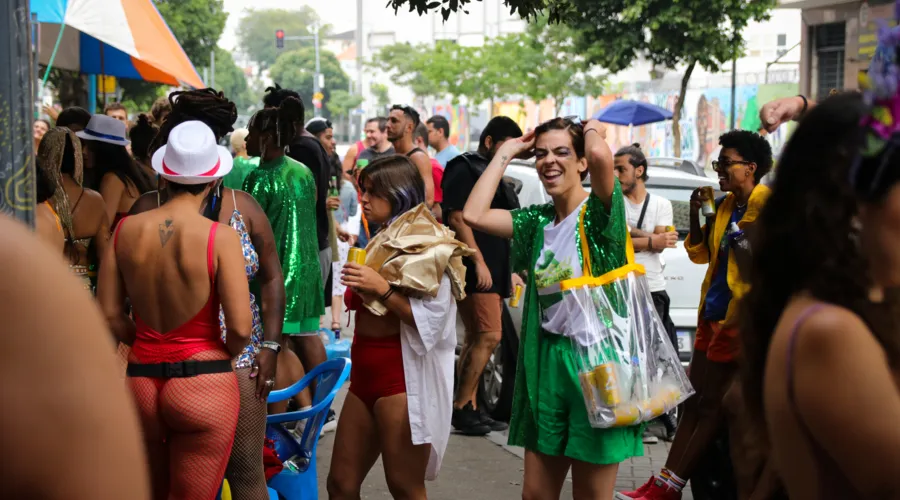 Blocos de Carnaval pela cidade do Rio estão a todo vapor