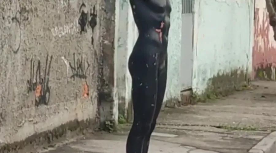 Manequim assusta pedestres em rua da Engenhoca, Zona Norte de Niterói