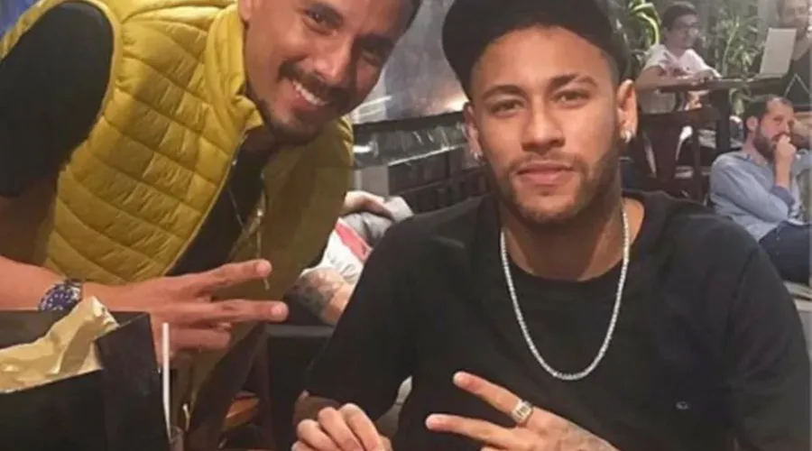 Neymar posando ao lado de Eduardo, um dos investigados