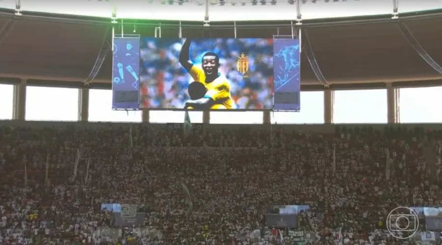 Pelé foi homenageado antes da partida