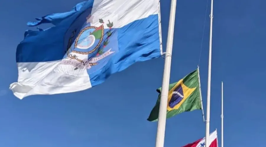 Bandeiras no bairro de Inoã estão a meio mastro pelo luto de Maria Eduarda