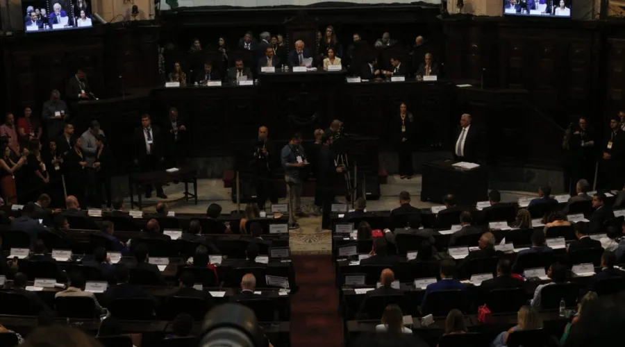 Sessão solene é presidida pelo deputado Carlos Minc (PSB), o mais antigo da Casa