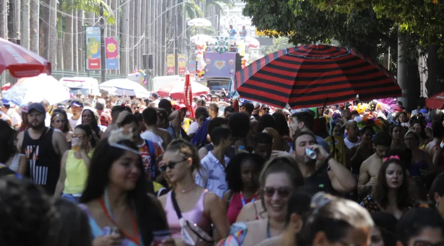 Foliões curtem o bloco 'Me Esquece' na Zona Sul do Rio