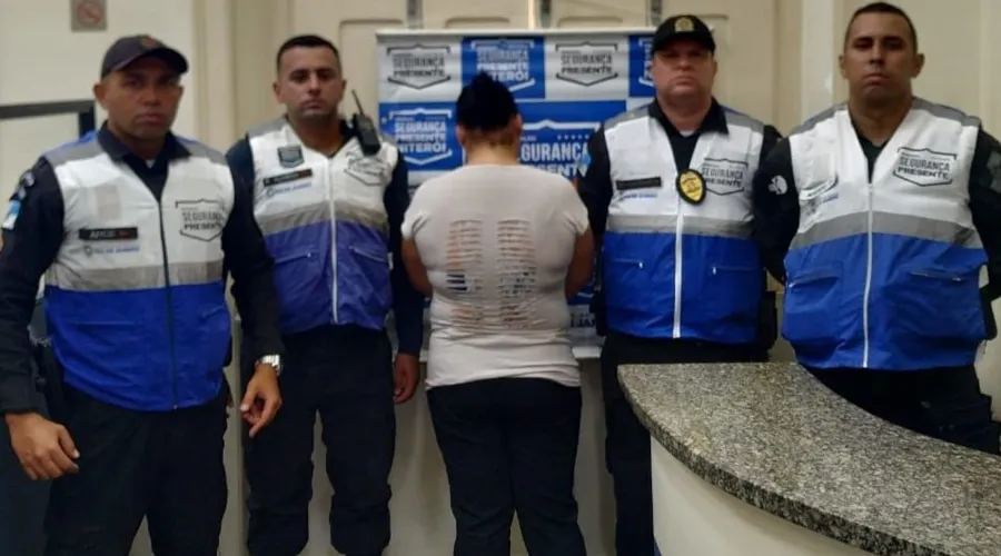 Mulher foi detida durante trabalho, em um mercado no bairro Maria Paula