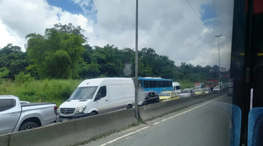 Trânsito está bem congestionado, entre Maria Paula e Santa Bárbara,  no sentido São Gonçalo