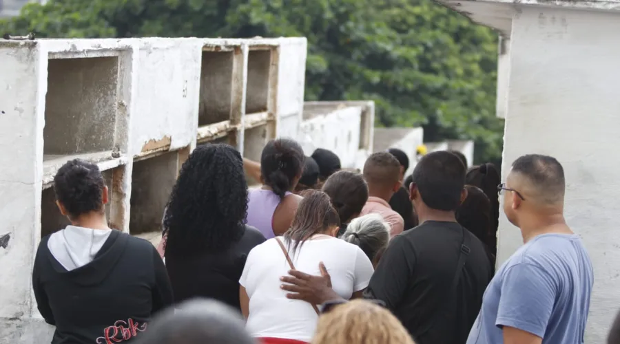 Enterro da menina aconteceu no cemitério do Catumbi