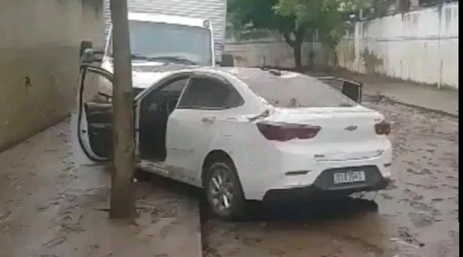Um carro estacionado no local foi coberto pela água barrenta